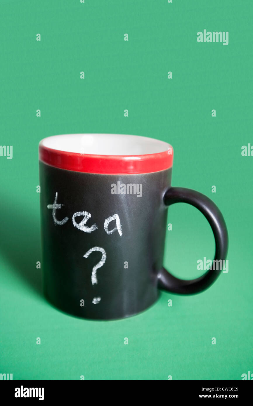 Nahaufnahme der Kaffeetasse mit Text auf farbigem Hintergrund Stockfoto