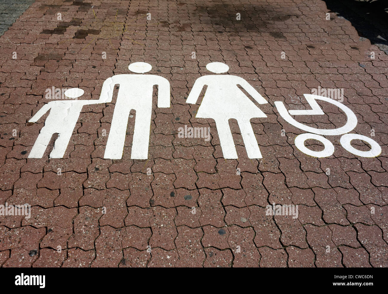 Einen ausgewiesenen Parkplatz in einem Supermarkt bestimmt nur für Familien Stockfoto