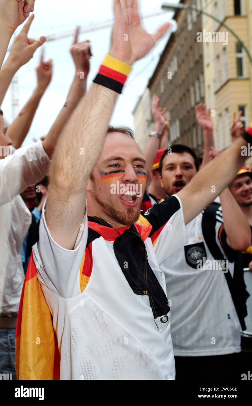 Berlin, deutsche Fußball-Fans jubeln Stockfoto