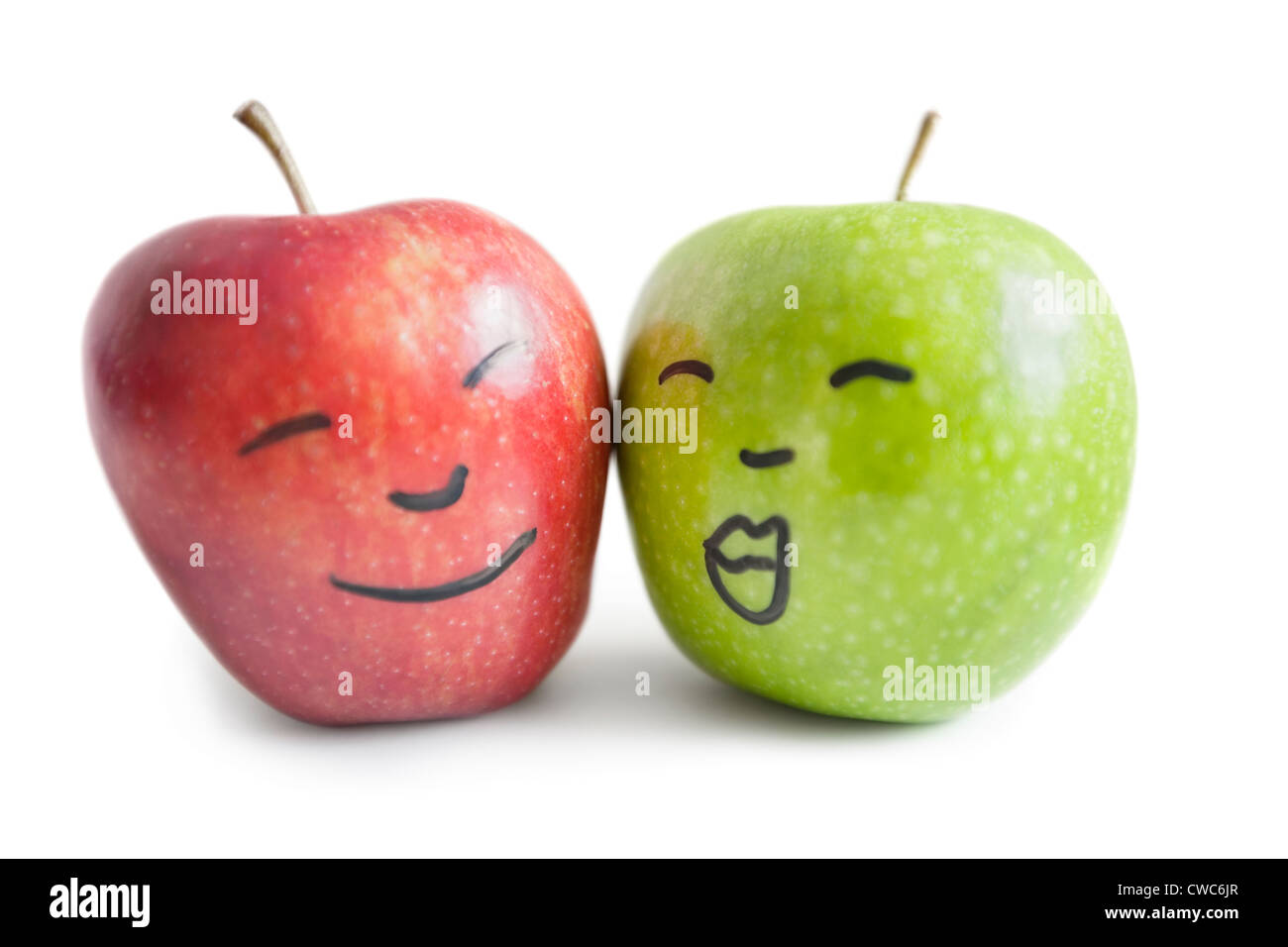 Rote und grüne Äpfel mit Gesicht auf weißem Hintergrund Stockfoto