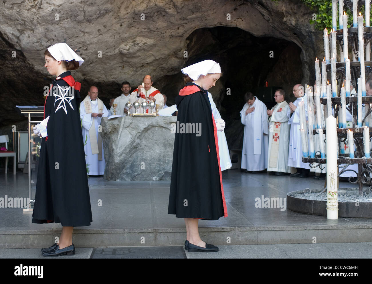 Gläubige beten an der Grotte Massiabelle in Lourdes, Frankreich Stockfoto