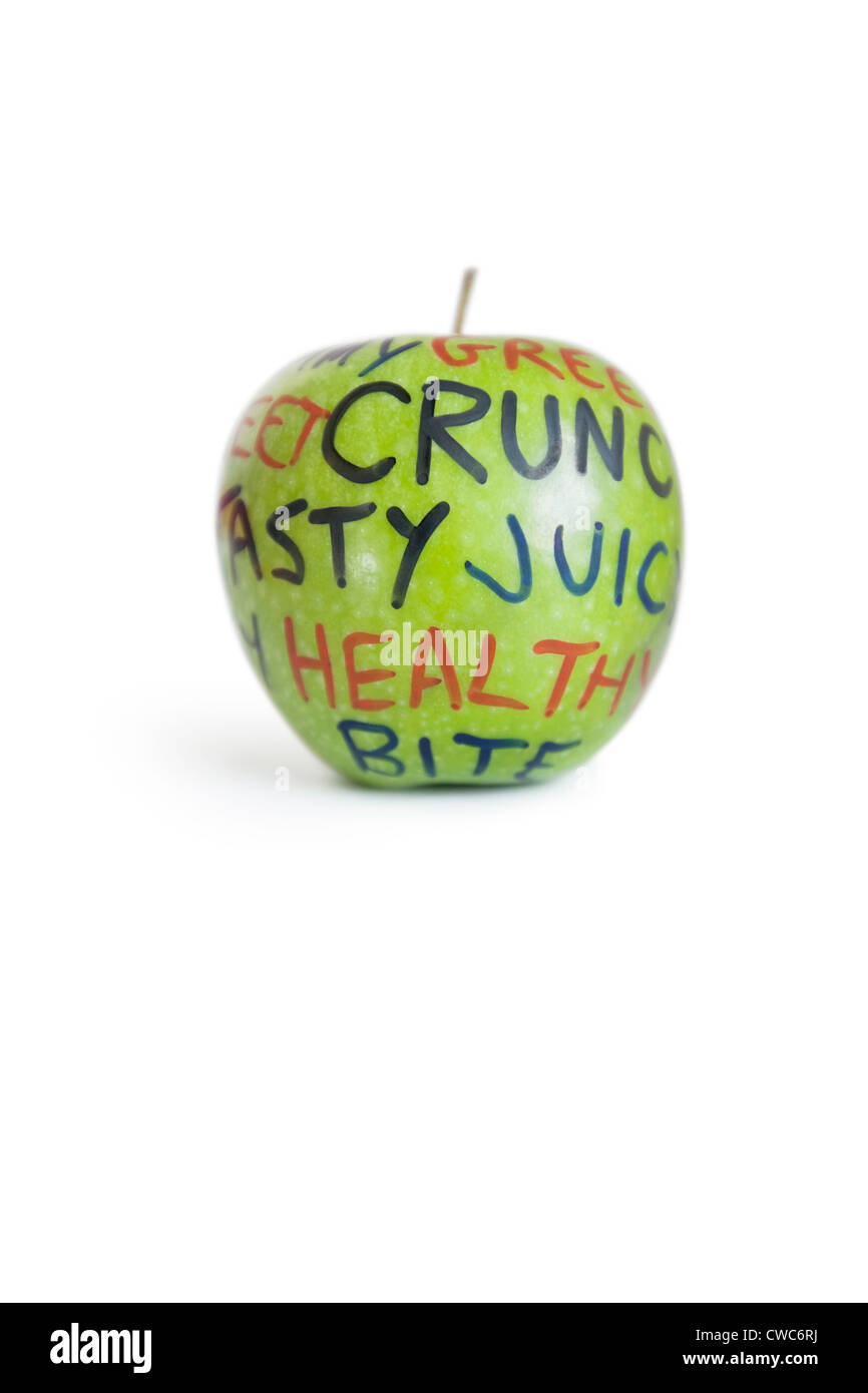Nahaufnahme von einem Granny Smith Apfel mit orthogonalen Text auf weißem Hintergrund Stockfoto