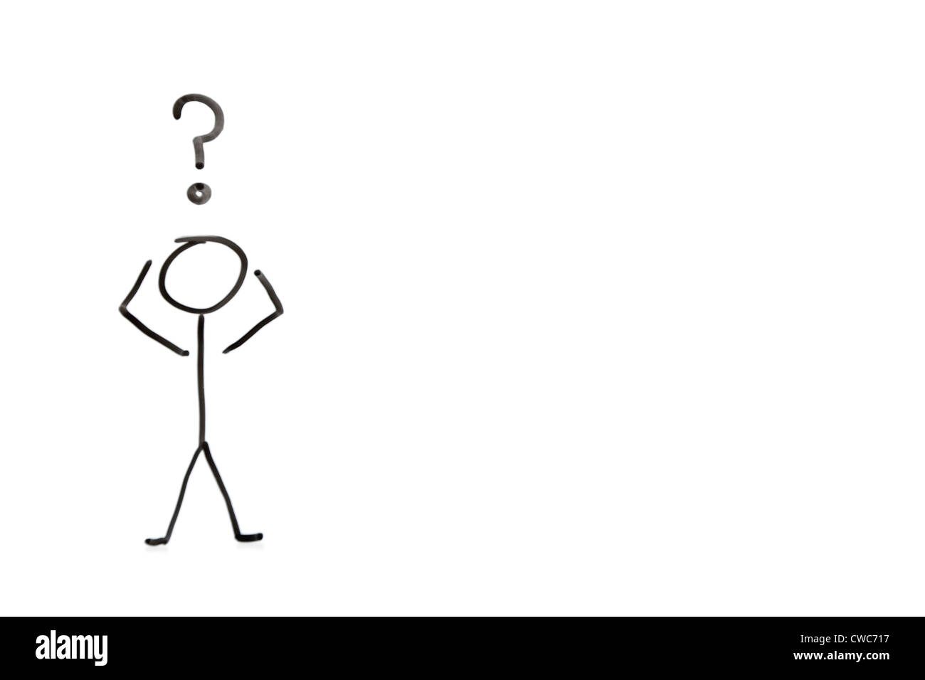 Strichmännchen mit Fragezeichen Darstellung Verwirrung auf weißem Hintergrund Stockfoto