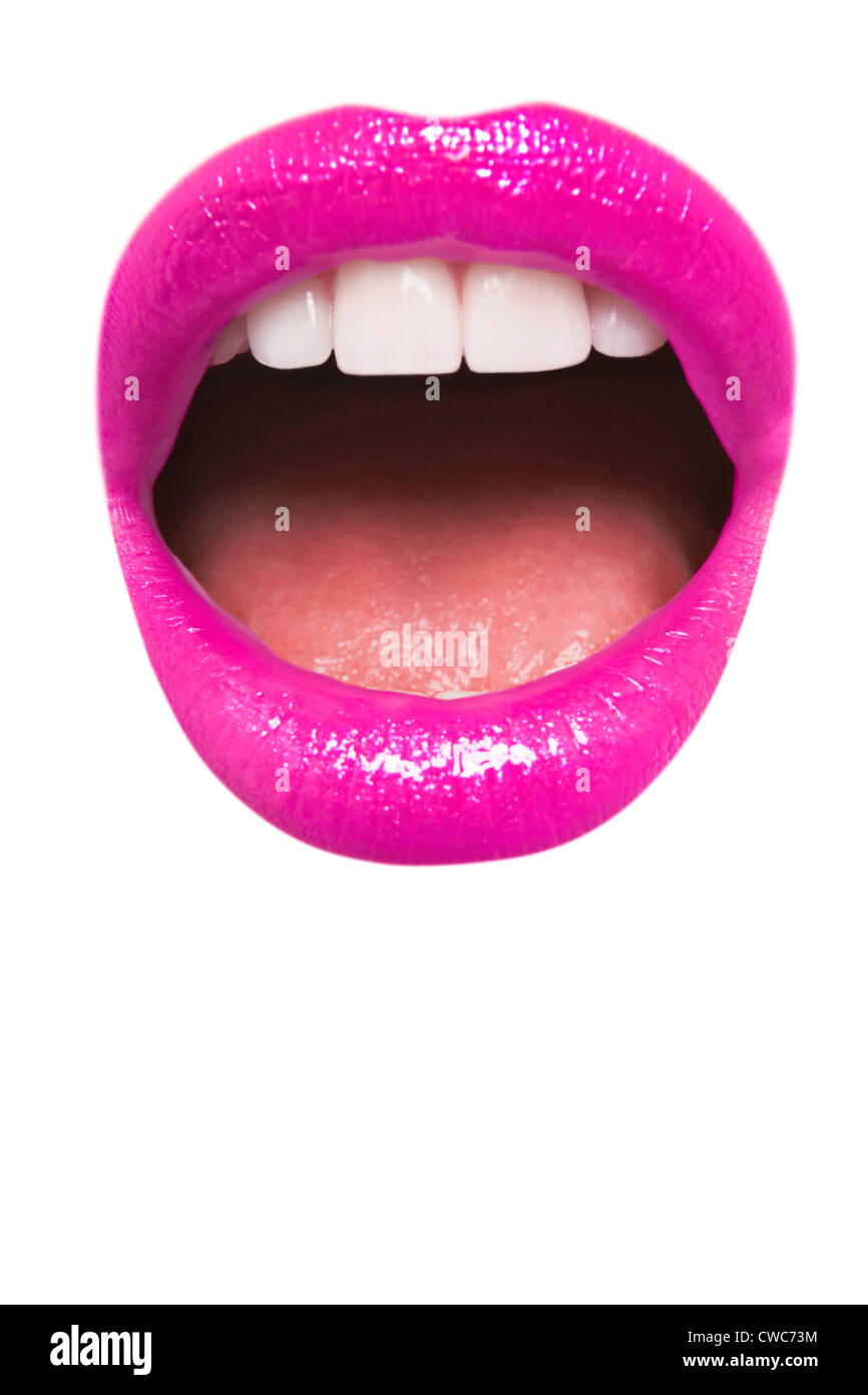 Vergrößerte Ansicht des weiblichen tragen rosa Lippenstift mit Mund zu öffnen, auf weißem Hintergrund Stockfoto