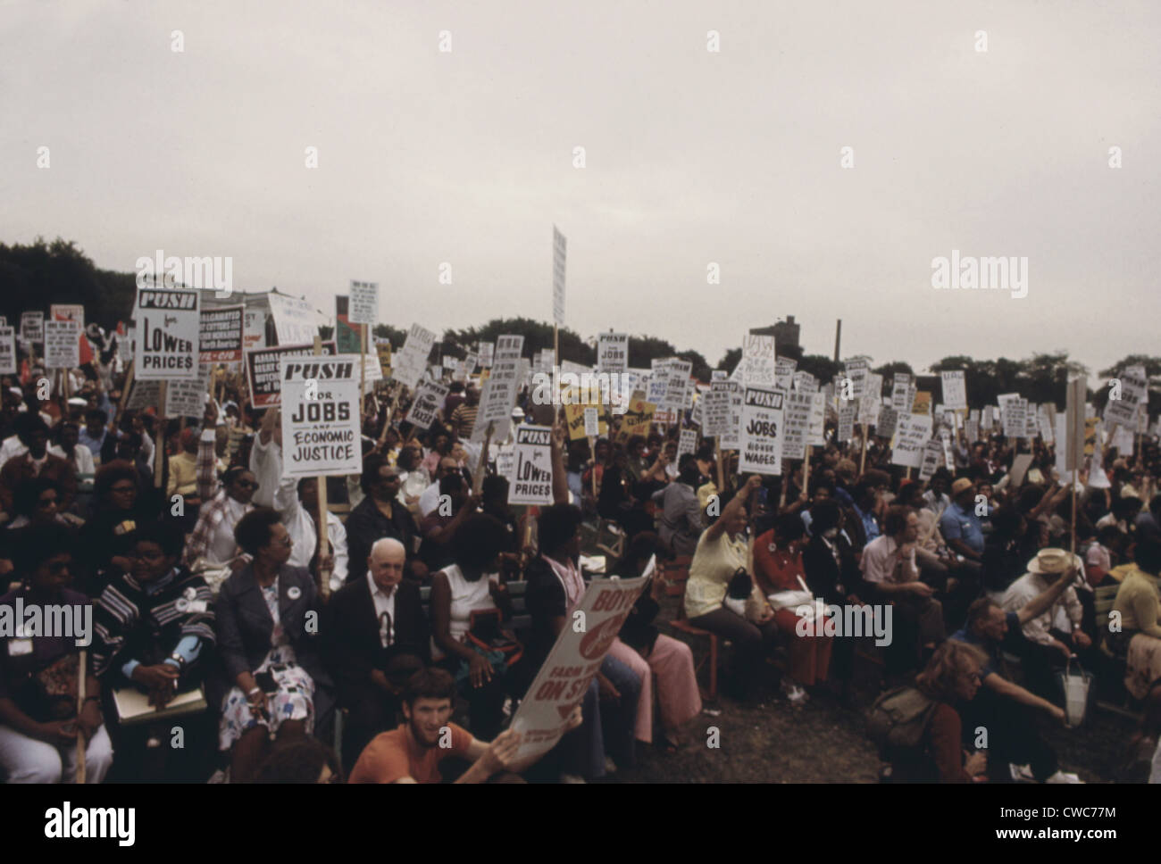 Integrierte Gruppe von einschließlich Senioren protestieren gegen die 1970er Jahre Inflation Arbeitslosigkeit und hohe Steuern Seeufer entlang Stockfoto