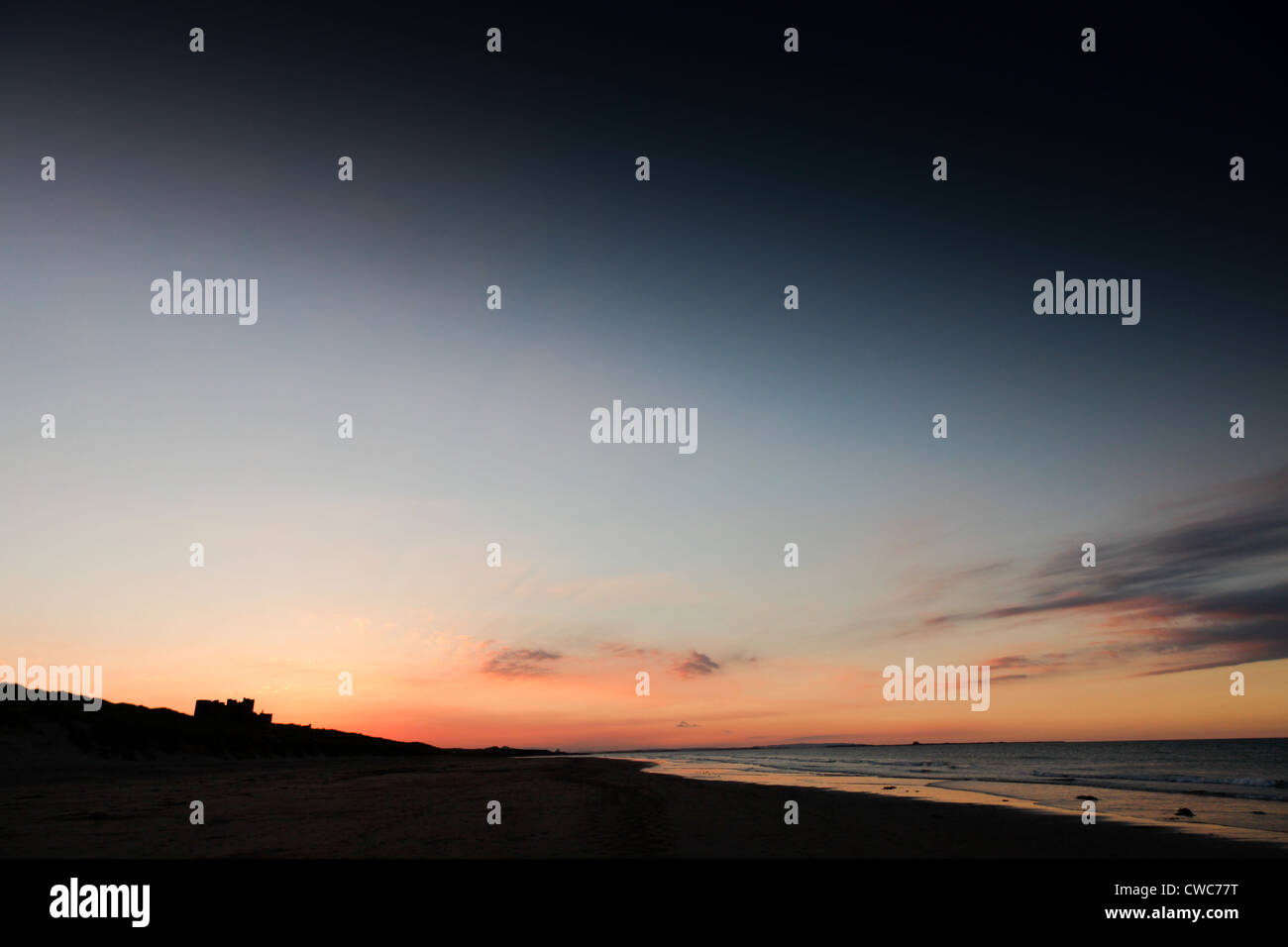 Bamburgh Castle, gelegen an der Küste in Northumberland, England, UK Grade ich Gebäude unter Denkmalschutz Stockfoto