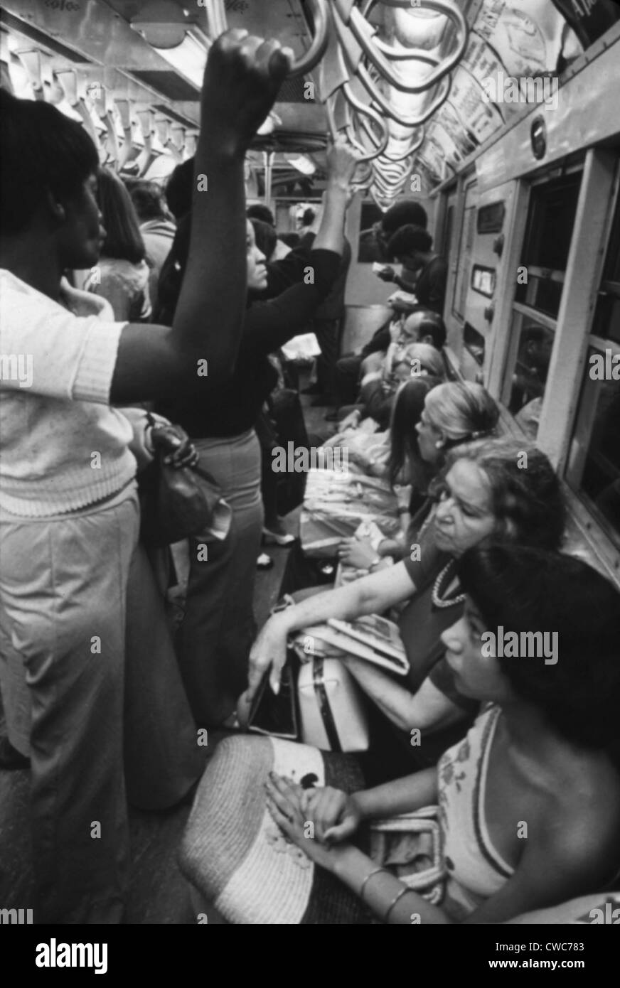 New Yorker U-Bahn. Passagiere in der Lexington Avenue U-Bahn in den 1970er Jahren pendeln. Mai 1973. Stockfoto