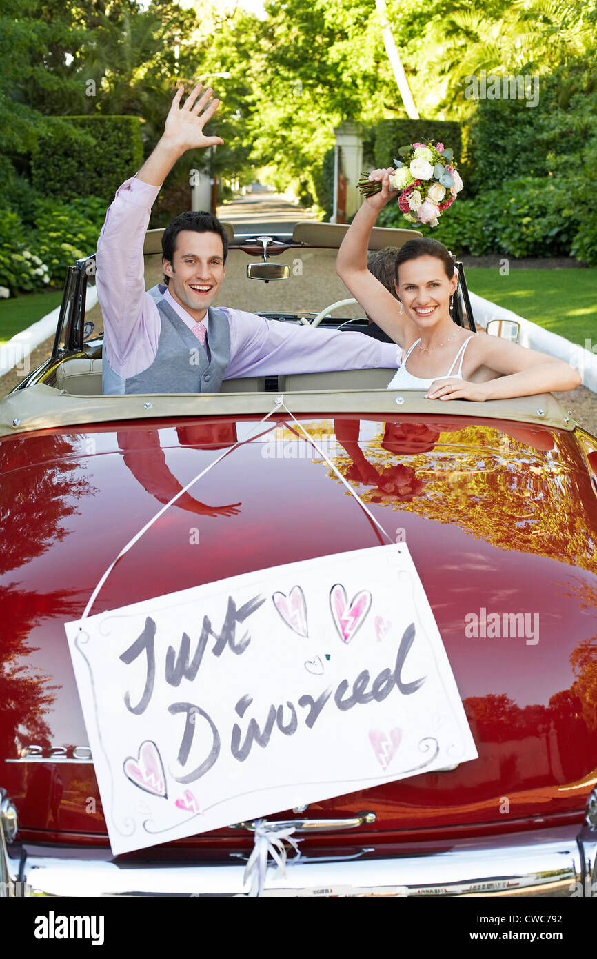 Brautpaar im Cabrio winken mit gerade geschieden Stockfoto