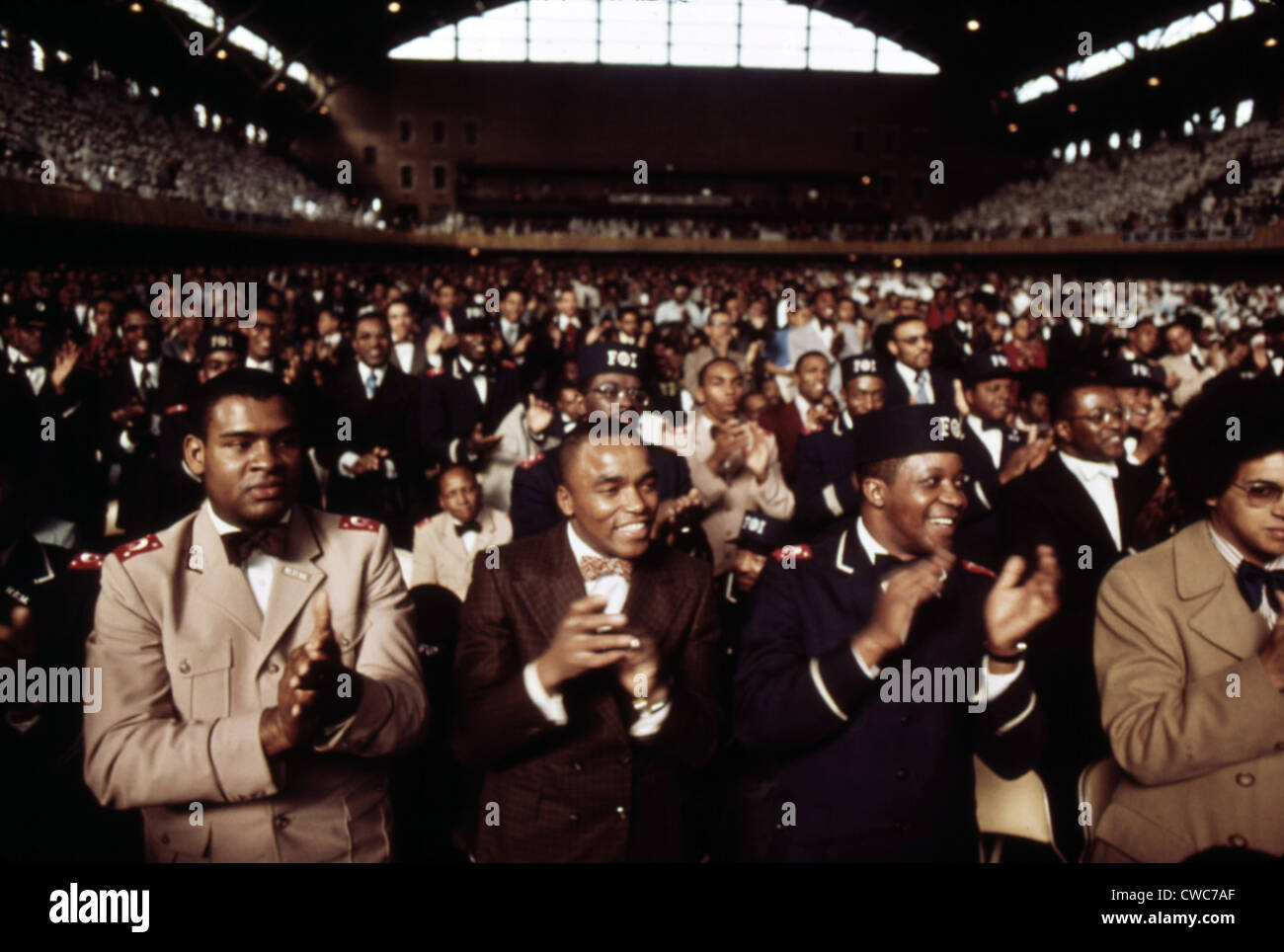 Afroamerikanische Männern applaudieren Black Muslim Führer Elijah Muhammad während seiner jährlichen Retter Annan in Chicago. März 1974. Stockfoto