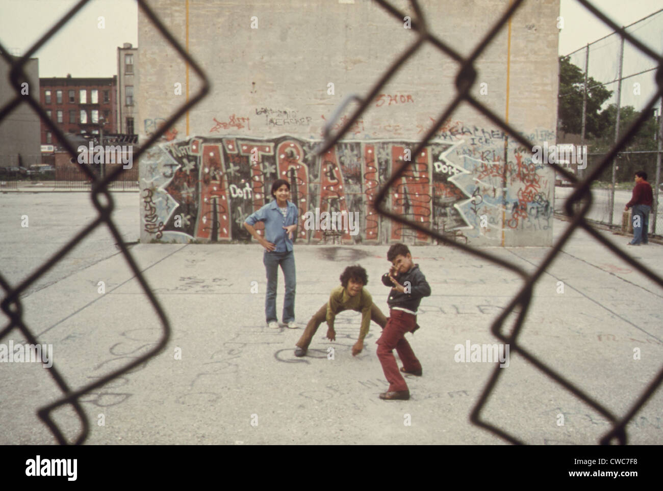 Drei jungen bei Spielen in Brooklyn Lynch Park mit Graffiti-Kunst, die Rechtschreibung aus "A-Train." Ca. 1973-75. Stockfoto