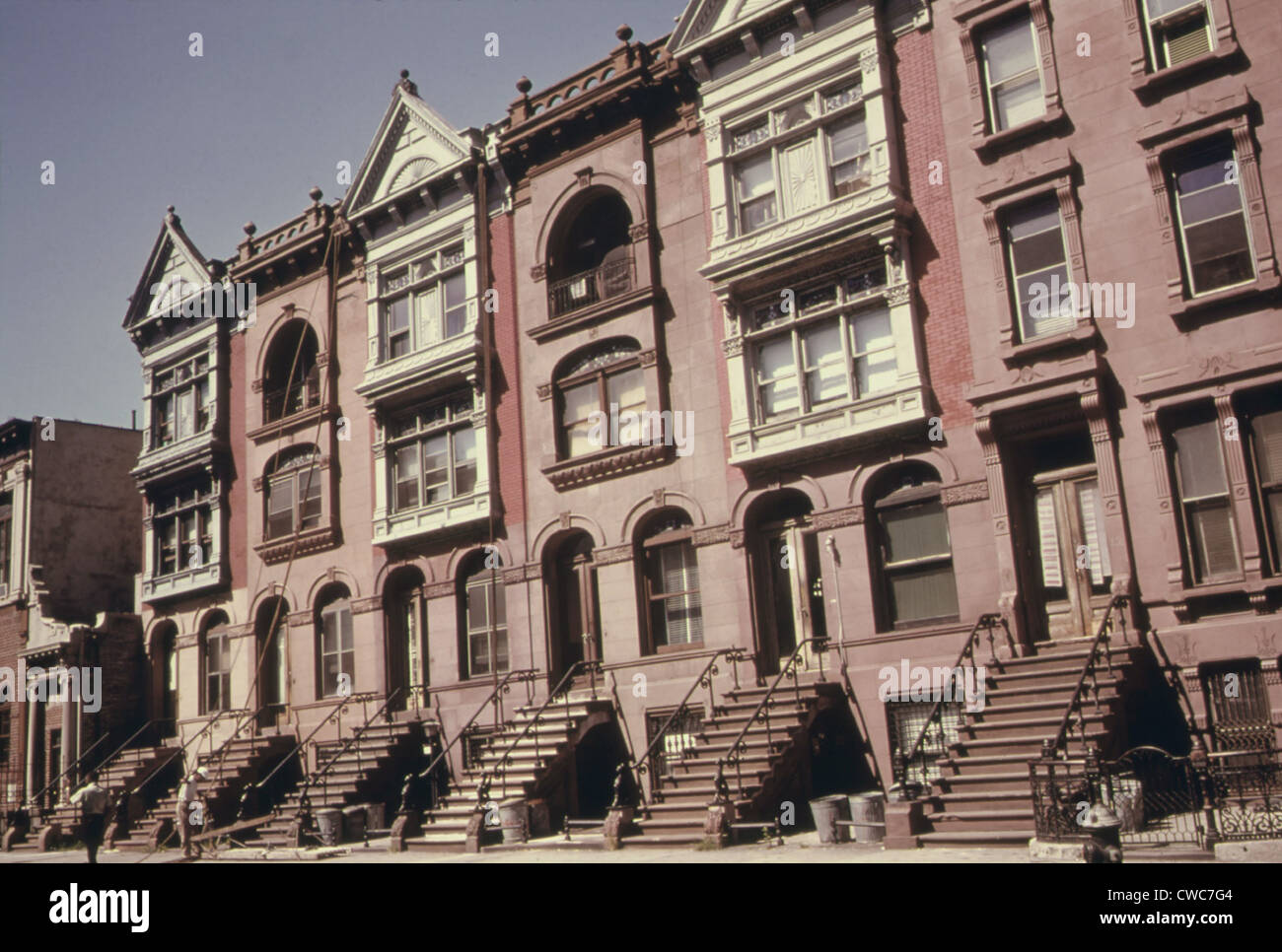 Brownstone Wohnungen renoviert in Brooklyn. Die Wende des Jahrhunderts Bauten sind mit braunen Sandstein konfrontiert. Ca. Stockfoto