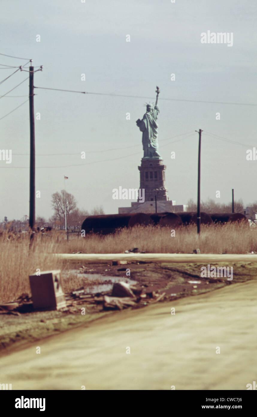 Freiheitsstatue gesehen von der Müllkippe in New Jersey, die Liberty State Park werden, der 14. Juni 1976 eröffnet und ist jetzt ein Stockfoto