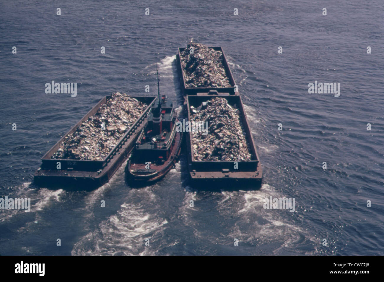 Schlepper Boote schleppen Lastkähne Müll auf dem East River auf einer überquellenden Staten Island-Deponie. In den frühen 1970er Jahren New York City Stockfoto