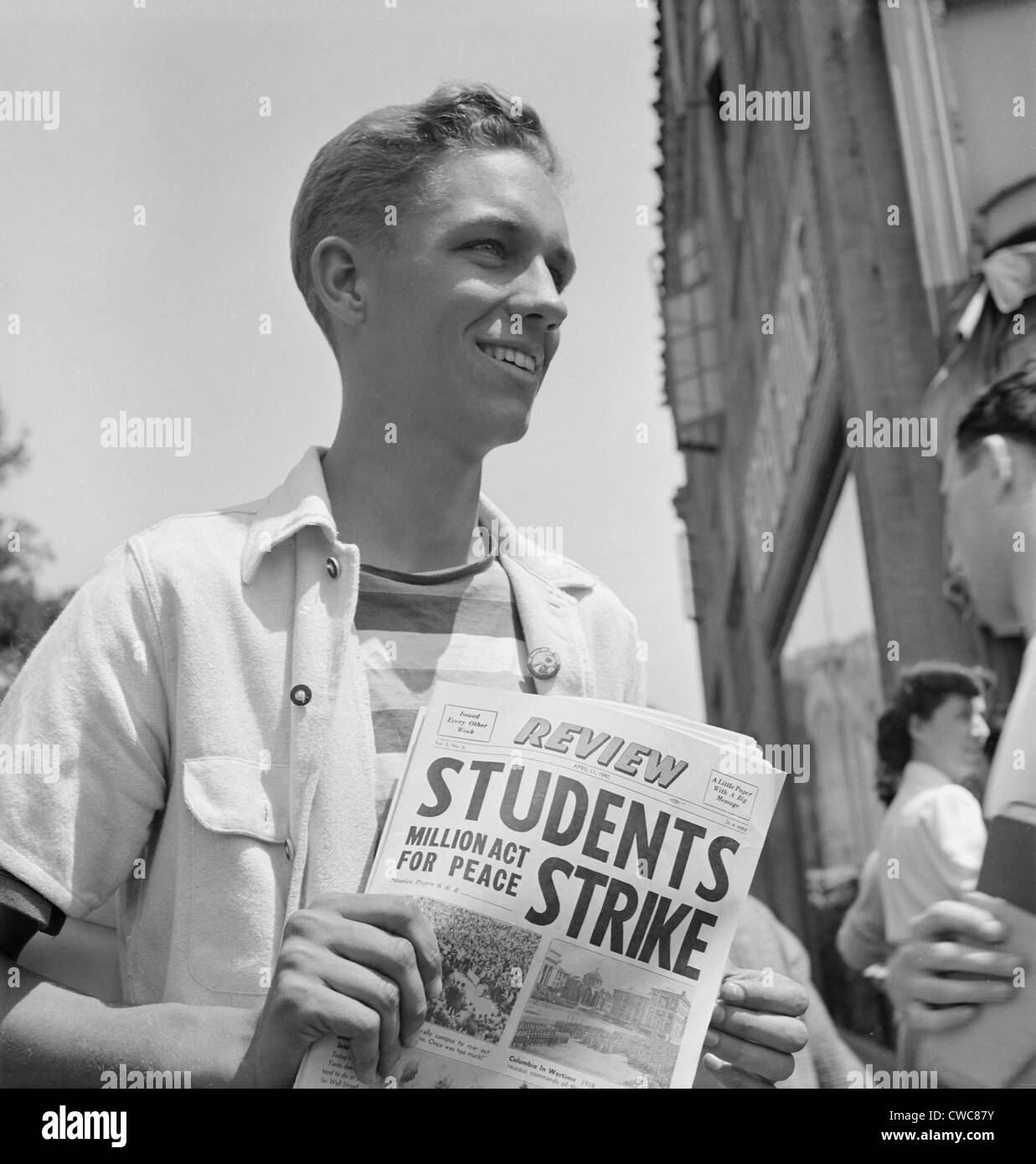 1940-Frieden Streik in Berkeley. Student Pazifist Zeitungen zu verkaufen. Diese Jugend ist Offizier in der R.O.T.C. Reserve Officers Stockfoto