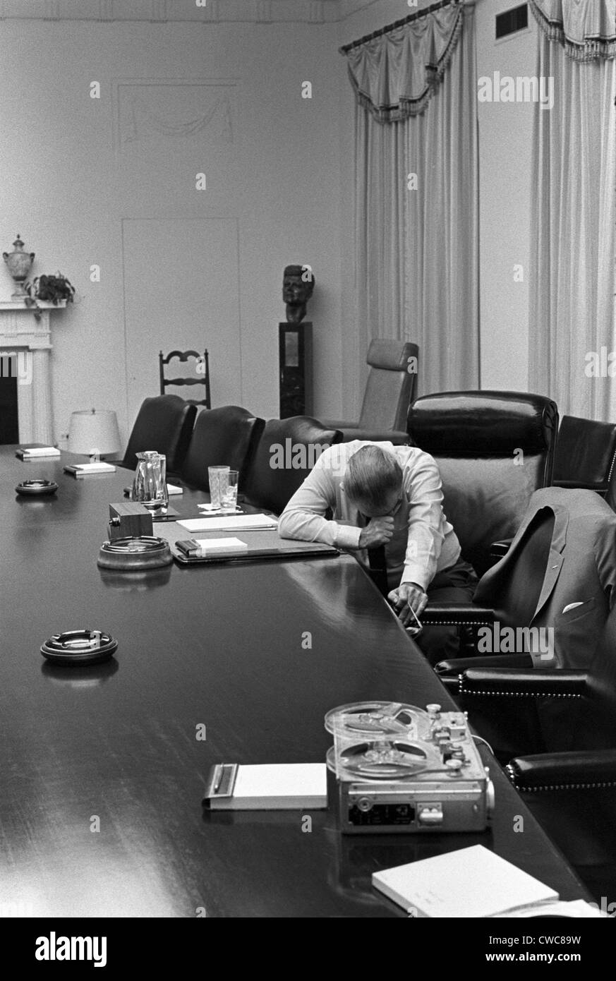 Präsident Johnson erscheint gequälten, als er auf seinem Schwiegersohn Captain Charles Robb aus Vietnam per Band hört. Kabinett-Zimmer Stockfoto
