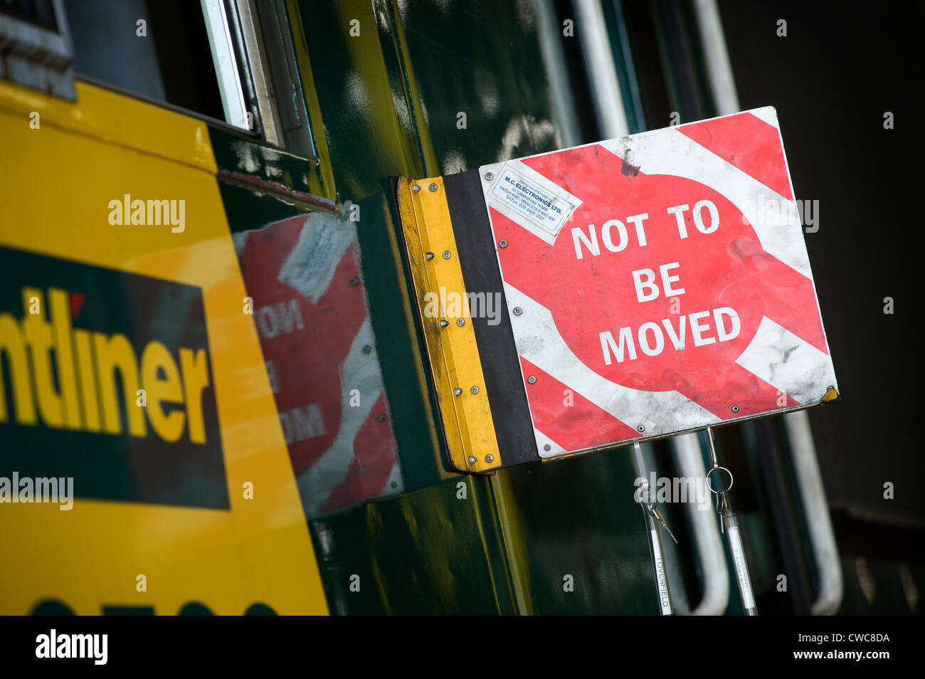Nicht verschoben Zeichen fixiert auf einen Zug gewartet in einem Depot in England. Stockfoto