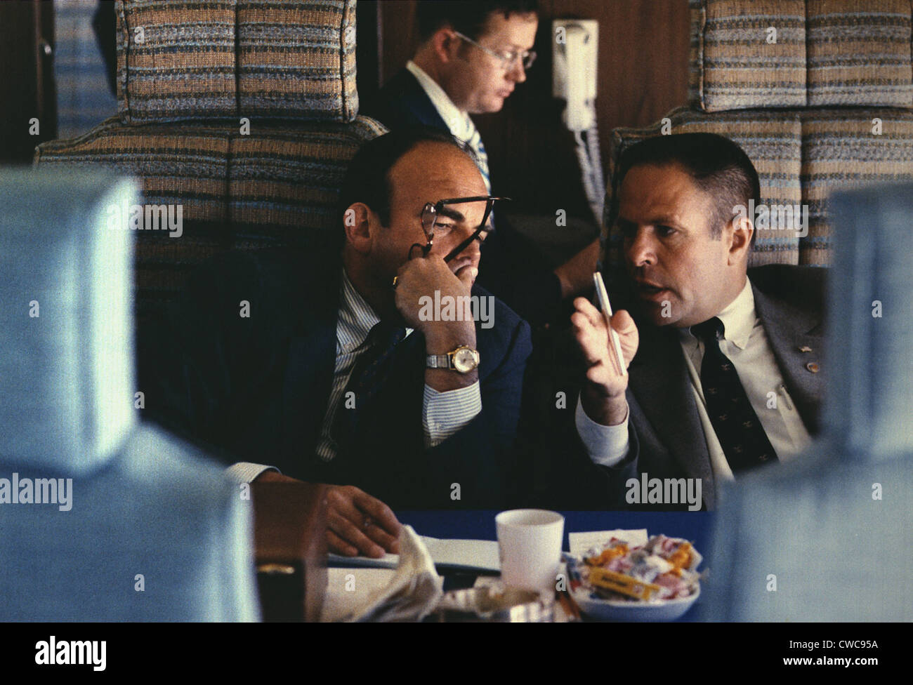 Nixon inneren Kreis Berater John Ehrlichman und H. R. Haldeman auf Air Force One drei Tage, bevor sie aufgefordert werden, würde Stockfoto