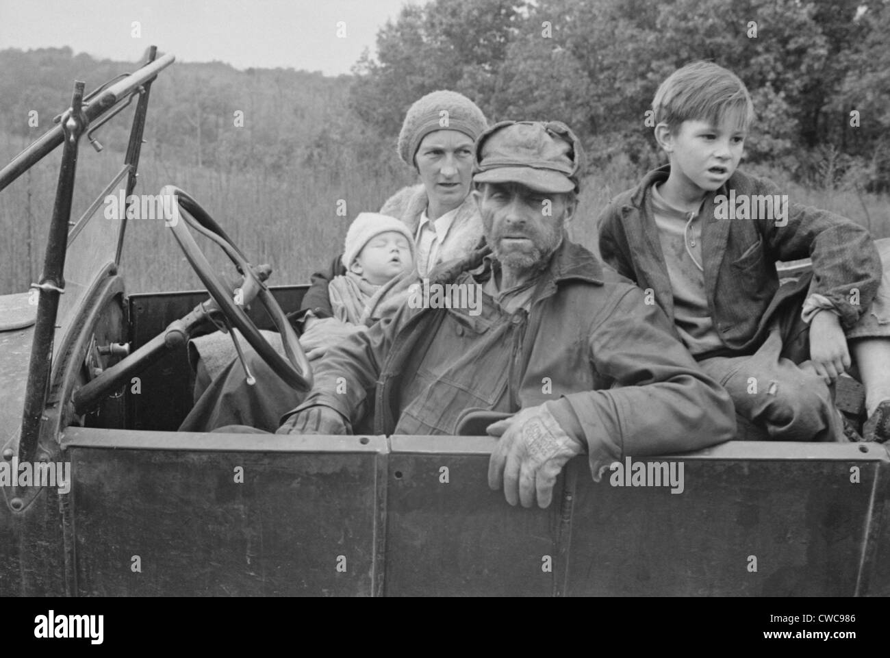 Eine mittellose Familie mit ihrem alten Auto in Ozark Bergen während der großen Depression. Oktober 1935 Foto von Ben Shahn. Stockfoto