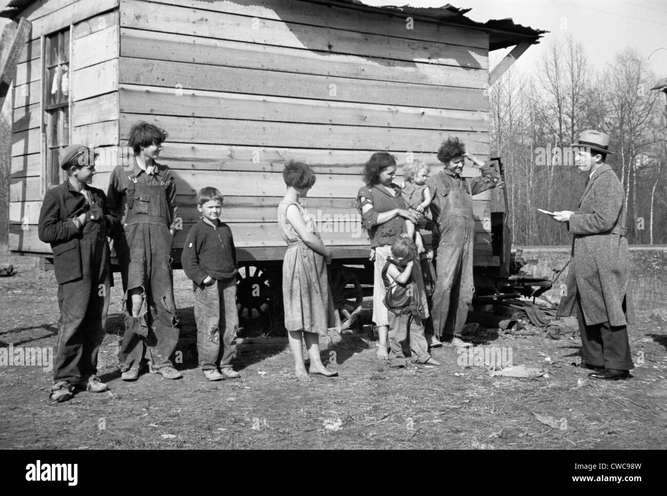 New Deal offiziell untersucht Fall einer Familie von neun Leben in Feld aus US Route 70. Die Hütte auf einem alten Lastwagen gebaut Stockfoto