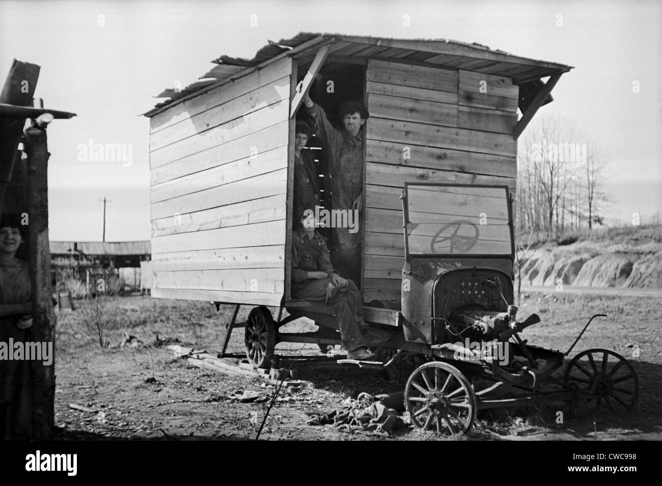 Drei Männer stehen im Eintrag eines Eigenheims Hütte auf einem alten LKW-Chassis aufgebaut. Zwischen Camden und Bruceton Tennessee. März Stockfoto