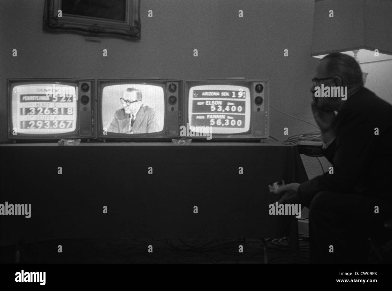 Präsidentschaftswahl 1964. Präsident Lyndon Johnson Uhren Wahl zurück auf drei Fernsehgeräte in seiner Suite an der Stockfoto