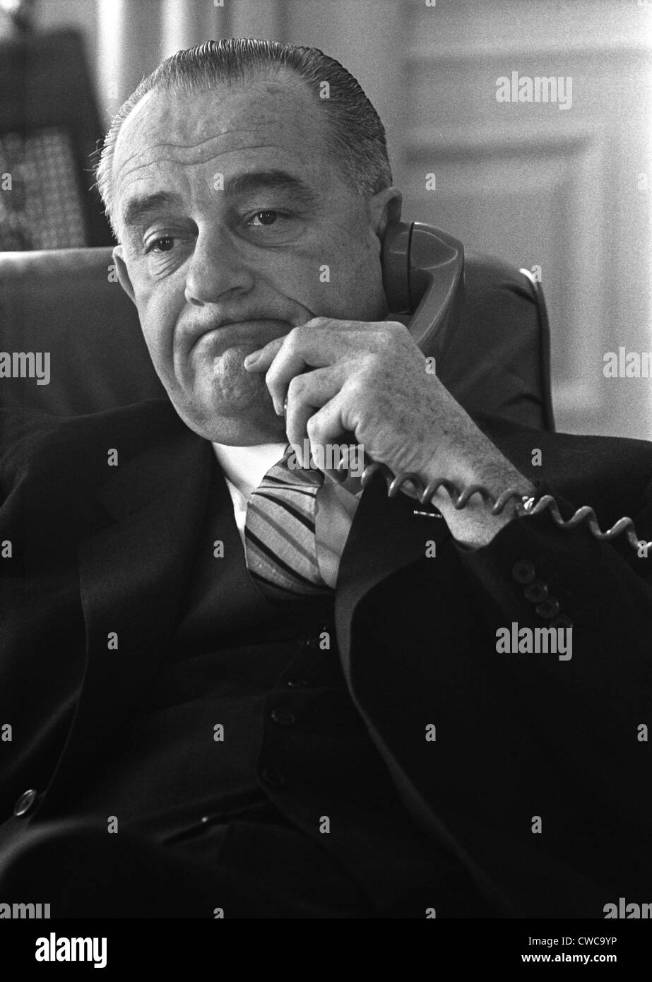 Präsident Lyndon Johnson am Telefon im Oval Office, weiße Haus. 10. Januar 1964. Stockfoto