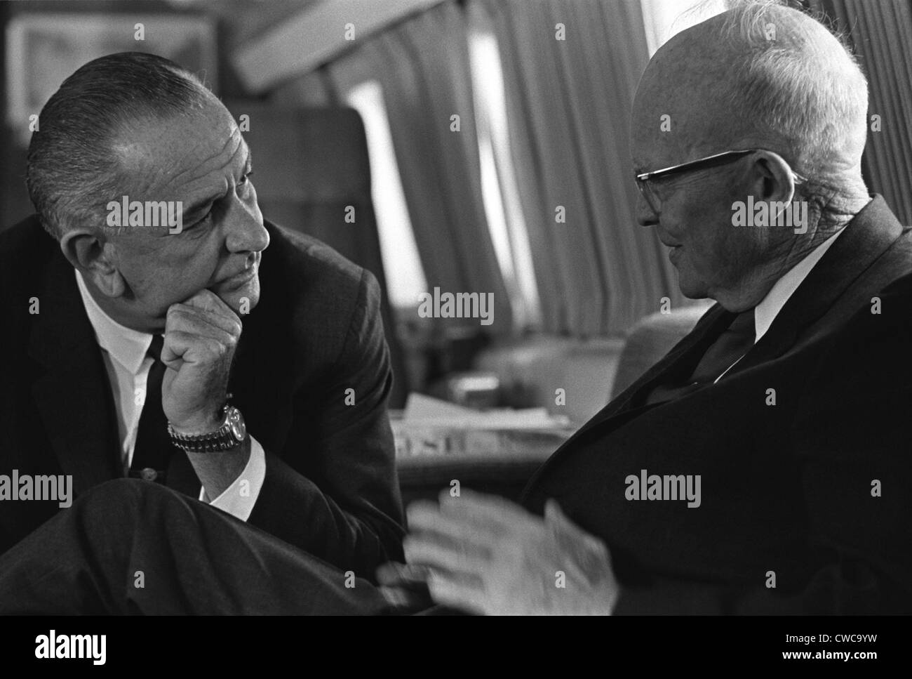 Präsident Johnson traf sich mit ehemaligen Präsidenten Dwight Eisenhower an Bord eines geparkten Air Force One, auf der Andrews Air Force Base, Stockfoto