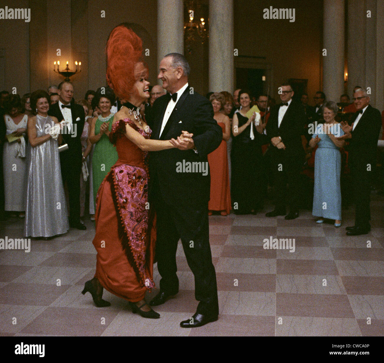 Präsident Lyndon Johnson mit Carol Channing tanzen. Channing trägt ihr Kostüm aus einer früheren weißen Haus-Performance von der Stockfoto