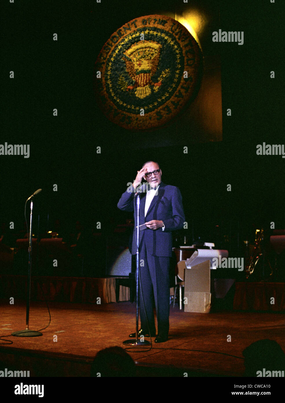 Jack Benny führt für eine demokratische Partei Fund-Raiser im Century Plaza Hotel, Los Angeles, Kalifornien. 23. Juni 1967. Stockfoto