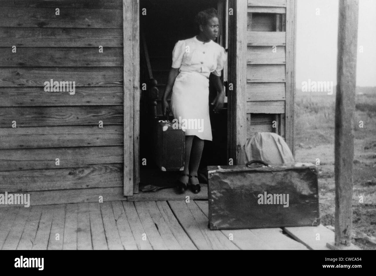 African American Frauen in einem Hauseingang mit ihrem Gepäck. Der Wanderarbeitnehmer Florida reist aus North Carolina auf einen anderen Arbeitsplatz Stockfoto
