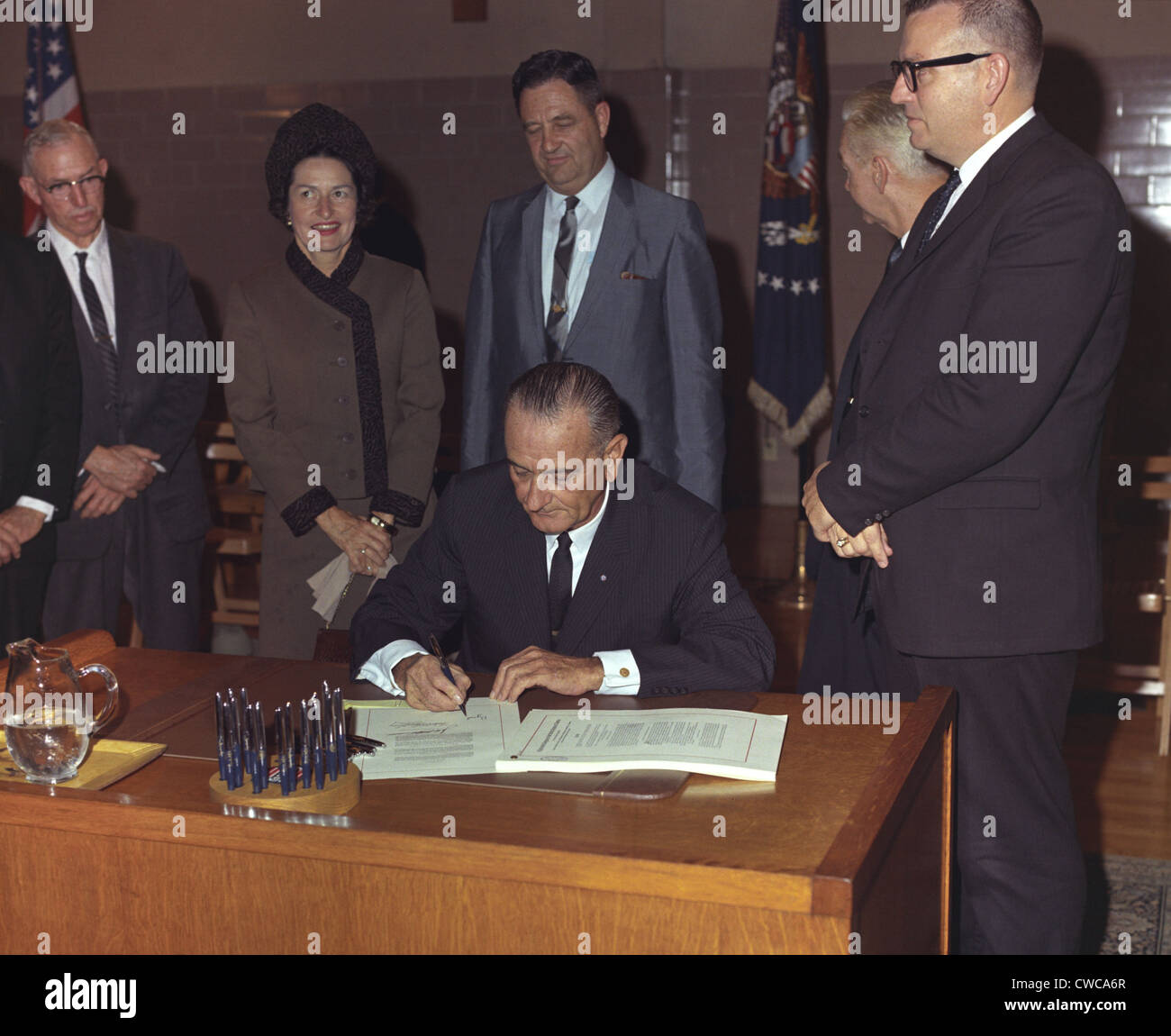 LBJ es Great Society Programme. Präsident Lyndon Johnson Unterzeichnung des Higher Education Act von 1965 im Südwesten Texas State Stockfoto