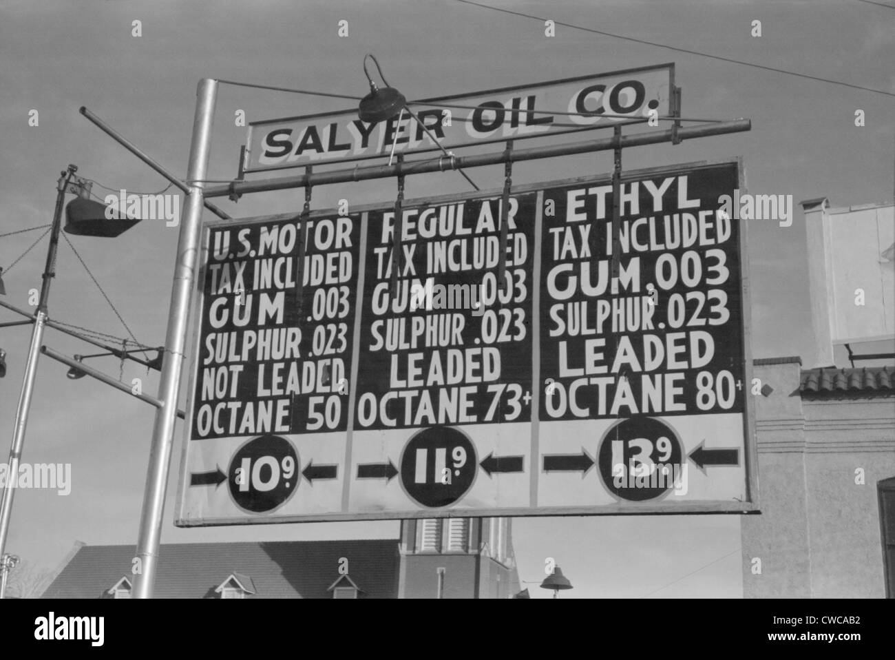 Tankstelle zeigt die Preise und die chemische Analyse von Benzin. Oklahoma City, Februar 1940. Stockfoto