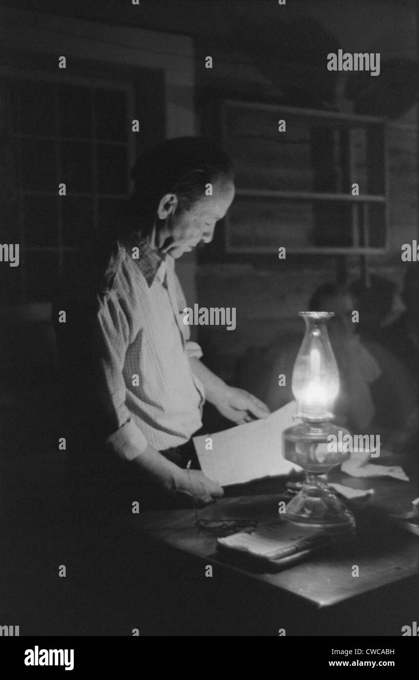 Mann der Lektüre durch das Licht einer Kerosin-Laterne. Erdölprodukt, ersetzte Walöl im 19. Jahrhundert war der standard Stockfoto