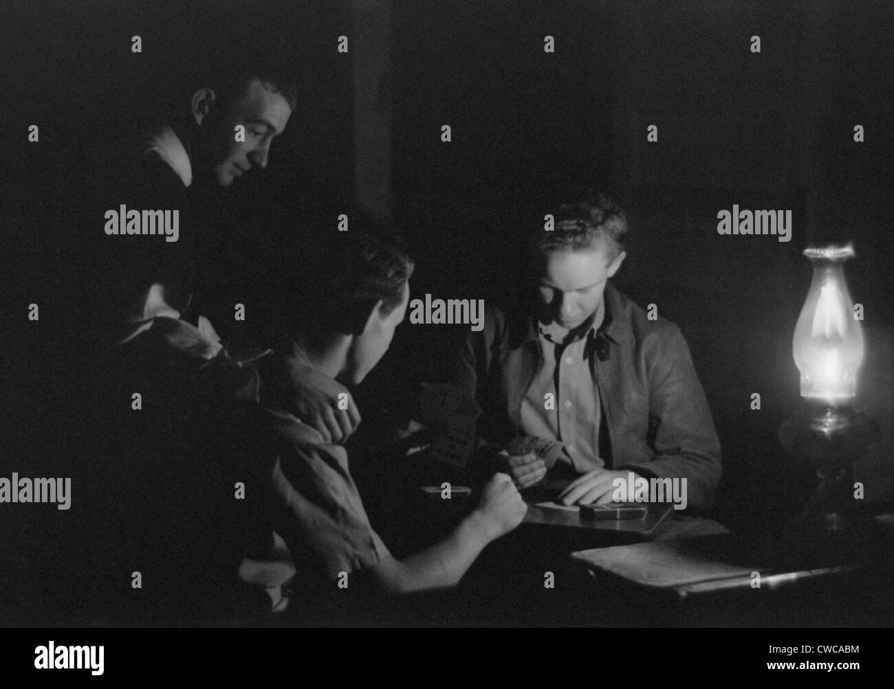 Männer spielen Karten durch das Licht einer Kerosin-Laterne. Pie-Stadt, Mexiko, 1939. Stockfoto
