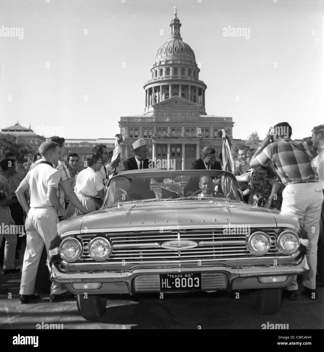 Kennedy und Johnson im Präsidentschaftswahlkampf 1960. Lyndon Johnson und John Kennedy im Cabrio Fans umgeben. Stockfoto