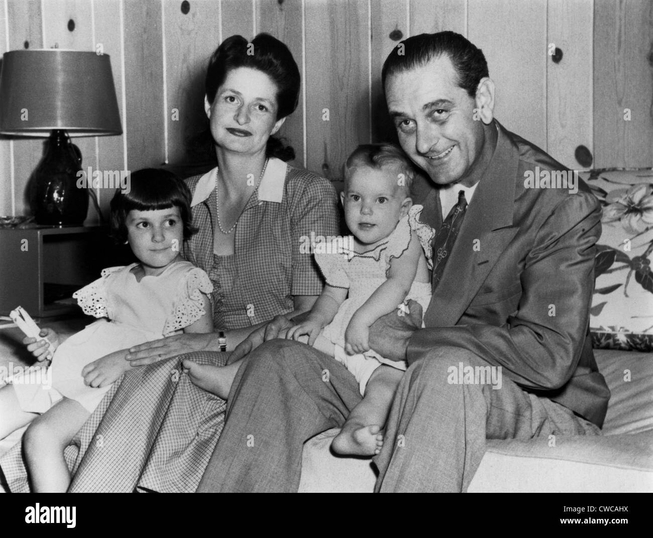 Kongressabgeordnete Lyndon Johnson mit Frau Lady Bird, und Töchter, Lynda Bird und Luci Baines. Das Foto wurde in ihrem Haus in Stockfoto