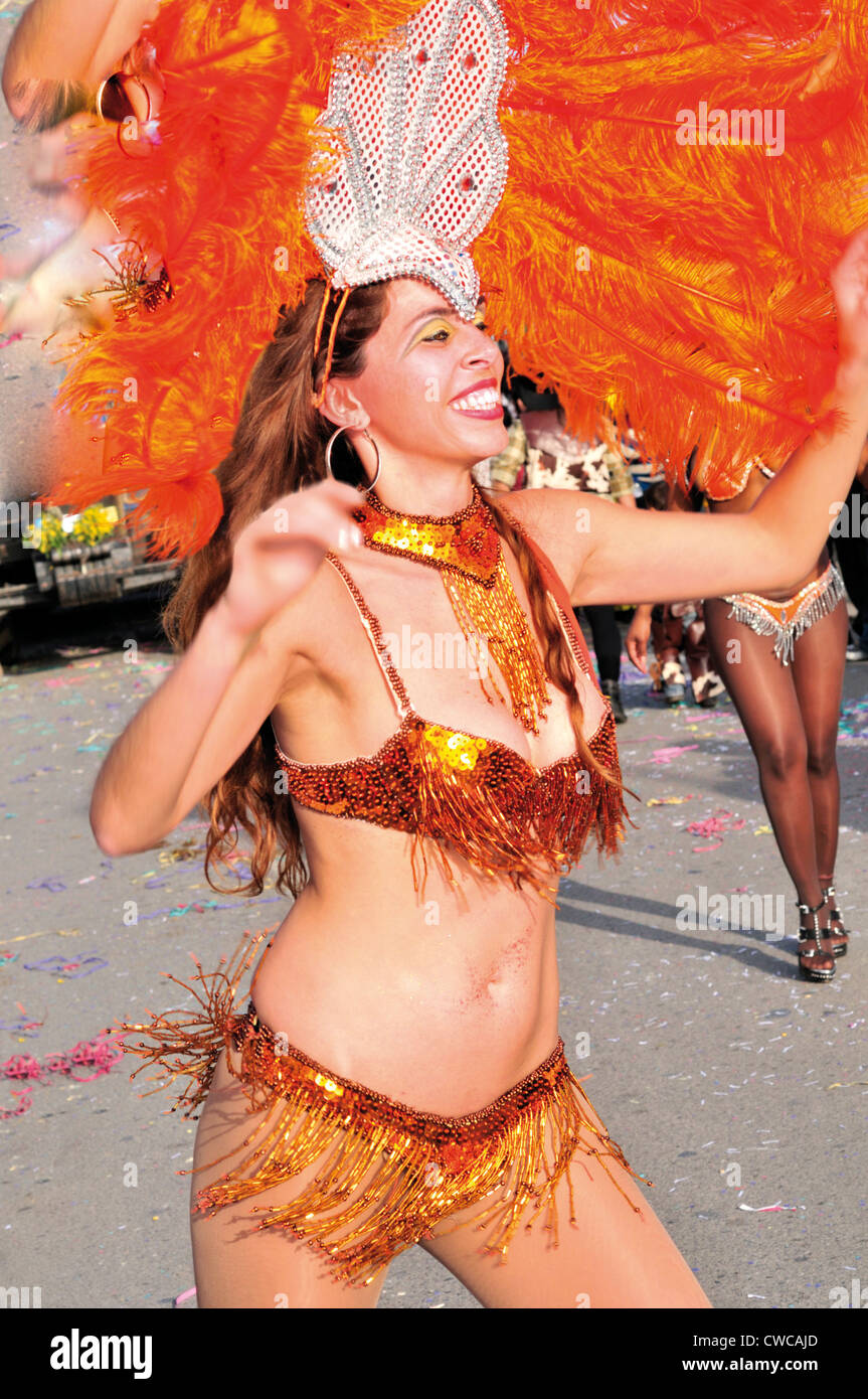 Portugal, Algarve: Brasilianerin während Samba-Tanz-Show auf dem Jahrmarkt von Sagres Stockfoto