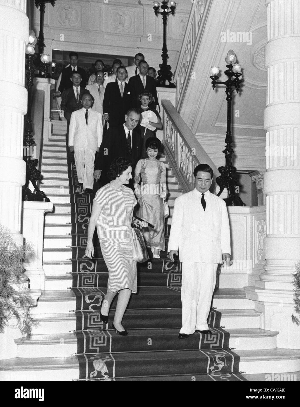 Vice President Johnson in Südvietnam. Präsident Ngo Dinh Diem, Lady Bird Johnson, Madame Nhu, gefolgt von VP Lyndon Johnson. Stockfoto