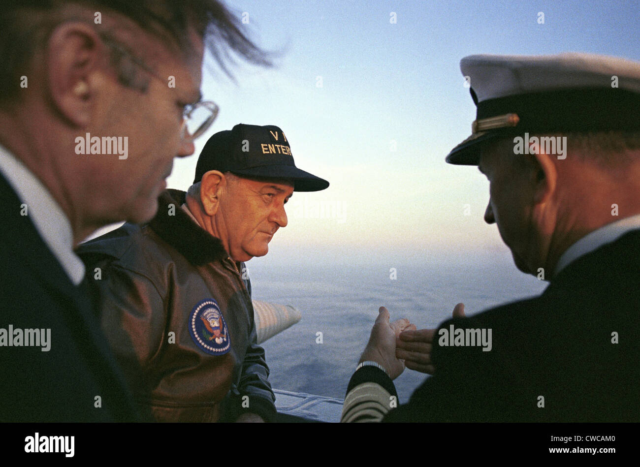 Präsident Lyndon Johnson Touren der USS Enterprise. US-Verteidigungsminister und LBJ ein Veteran tagsüber Besuch in der Stockfoto