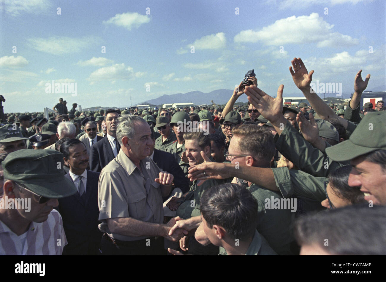 Präsident Johnson in Südvietnam. LBJ schütteln die Hände in einer großen Schar von Truppen in Cam Ranh Bay, Air Force Base. 23. Dezember 1967. Stockfoto