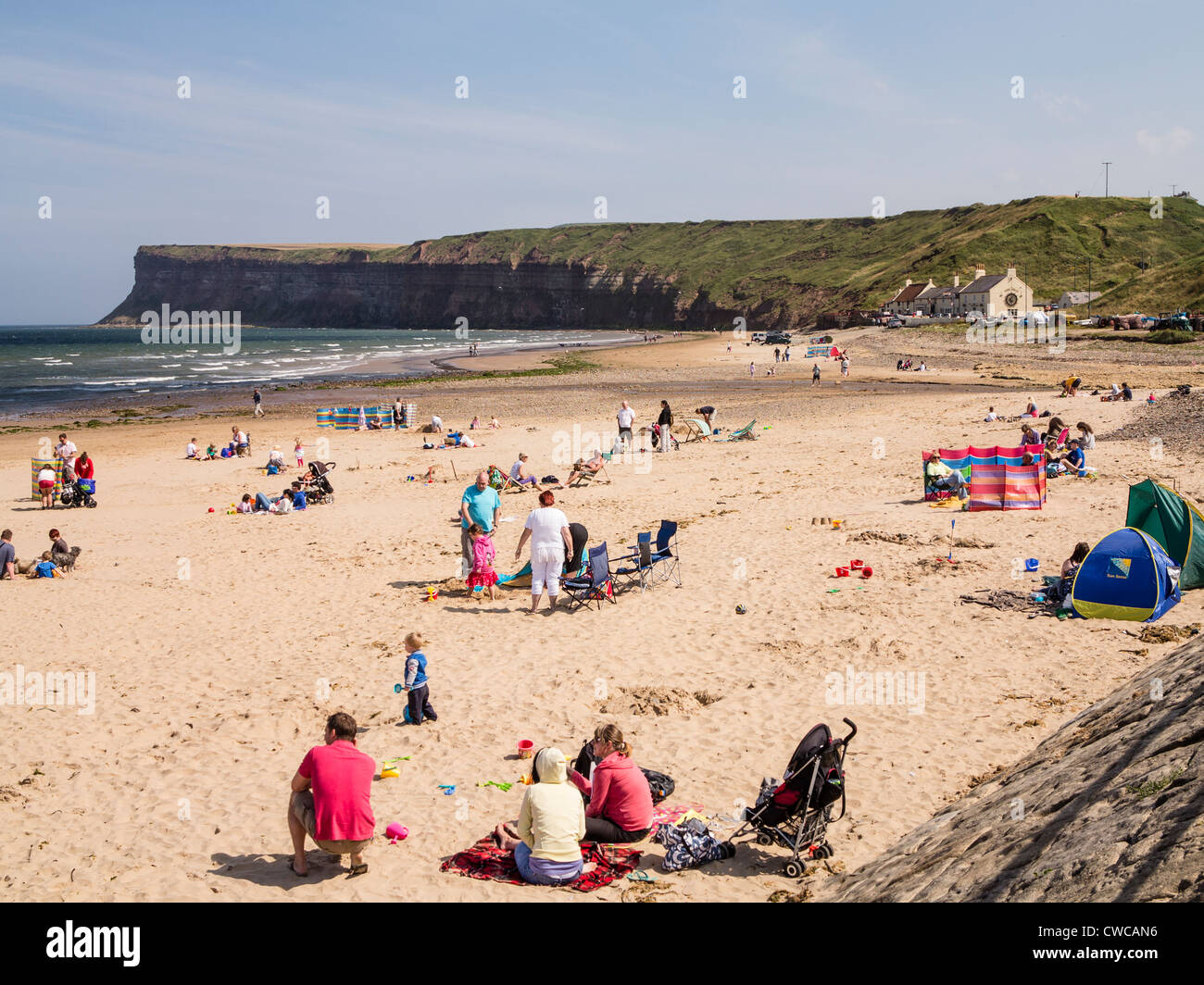 Saltburn-by-the-Sea Cleveland UK Busy Strand mit Blick auf Jagd Klippe. Stockfoto