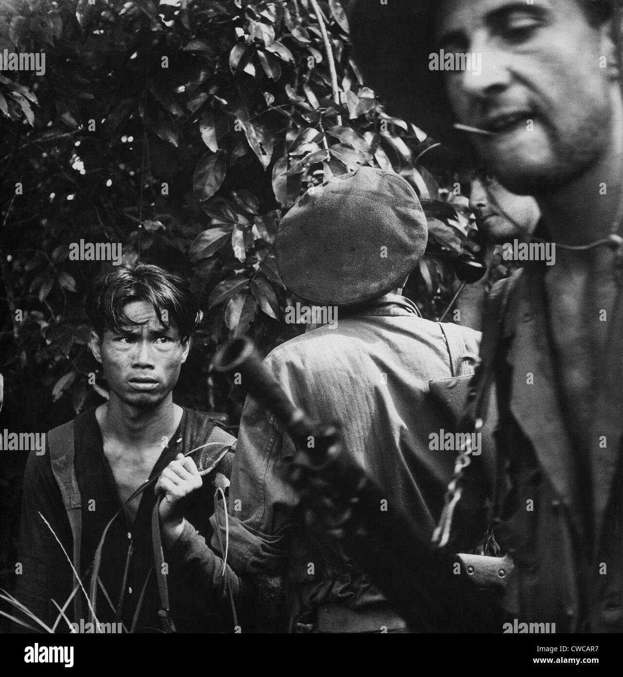 Französisch ausländischen Legionäre mit Viet Minh in Gefangenschaft. Soldaten zu verhören vermuteten Viet Minh Soldat gefunden versteckt in der Stockfoto