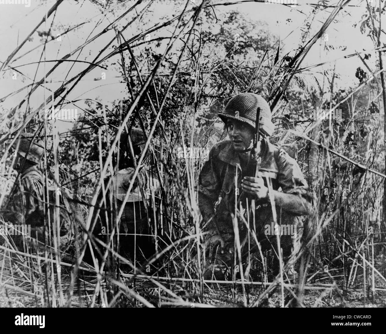 Französische ausländischen Legionäre in Vietnam. Französische Soldaten auf Patrouille kauerte im Dickicht außerhalb von Dien Bien Phu, Vietnam. 1954. Stockfoto