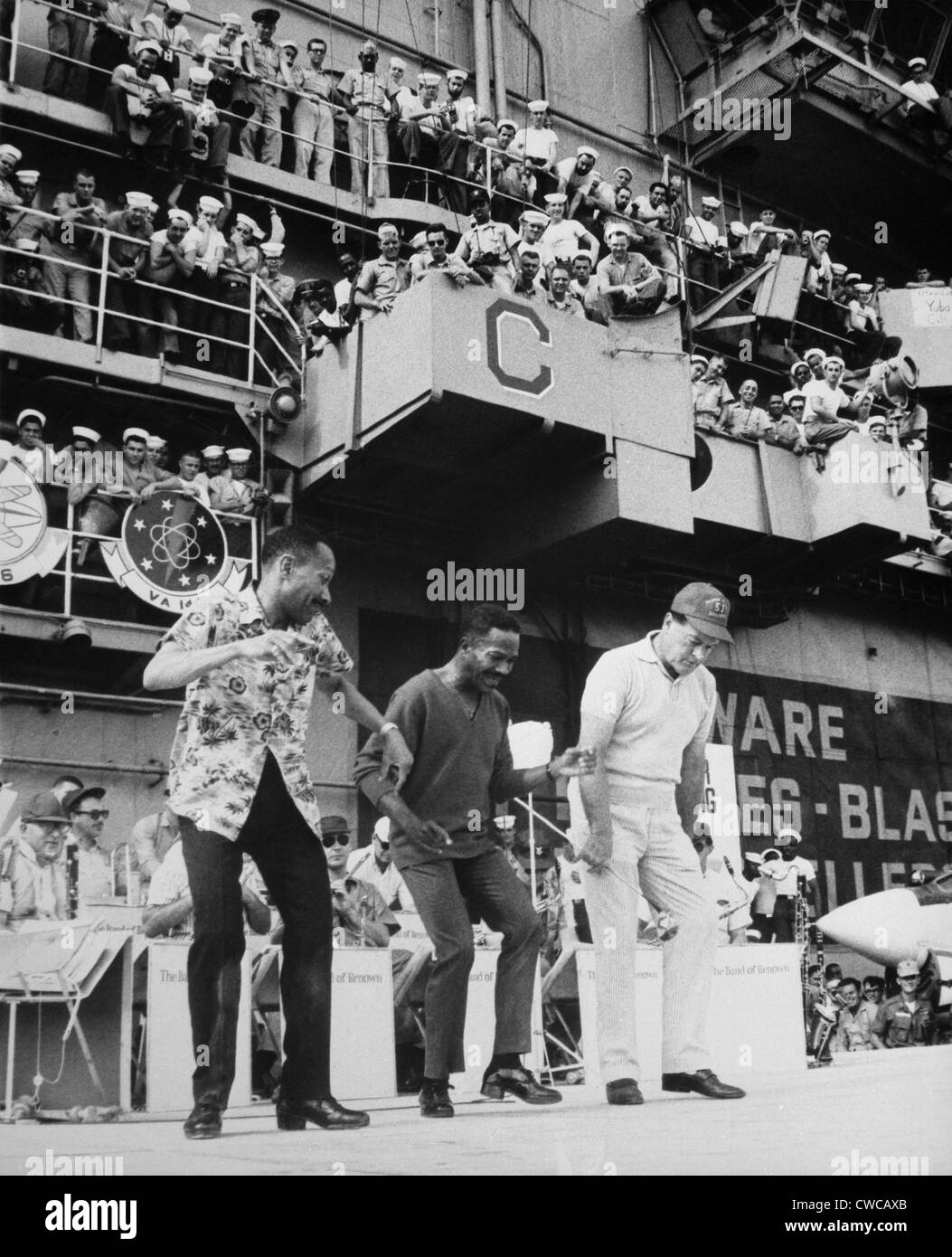 USO unterhält Truppen in Vietnam. Die Nicholas Brothers, Fayard und Harold, tanzen Sie mit Bob Hope auf der USS Ticonderoga. Dec. Stockfoto