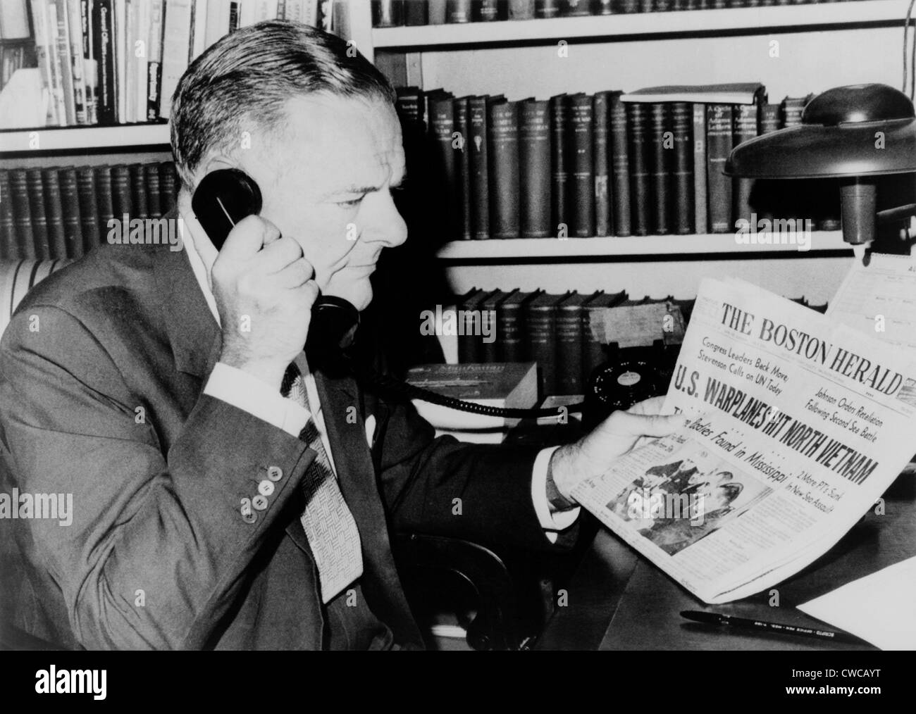 Henry Cabot Lodge, US-Botschafter von Vietnam (1963-1967), eine Schlagzeile über den Golf von Tonkin-Vorfall zu lesen. August Stockfoto