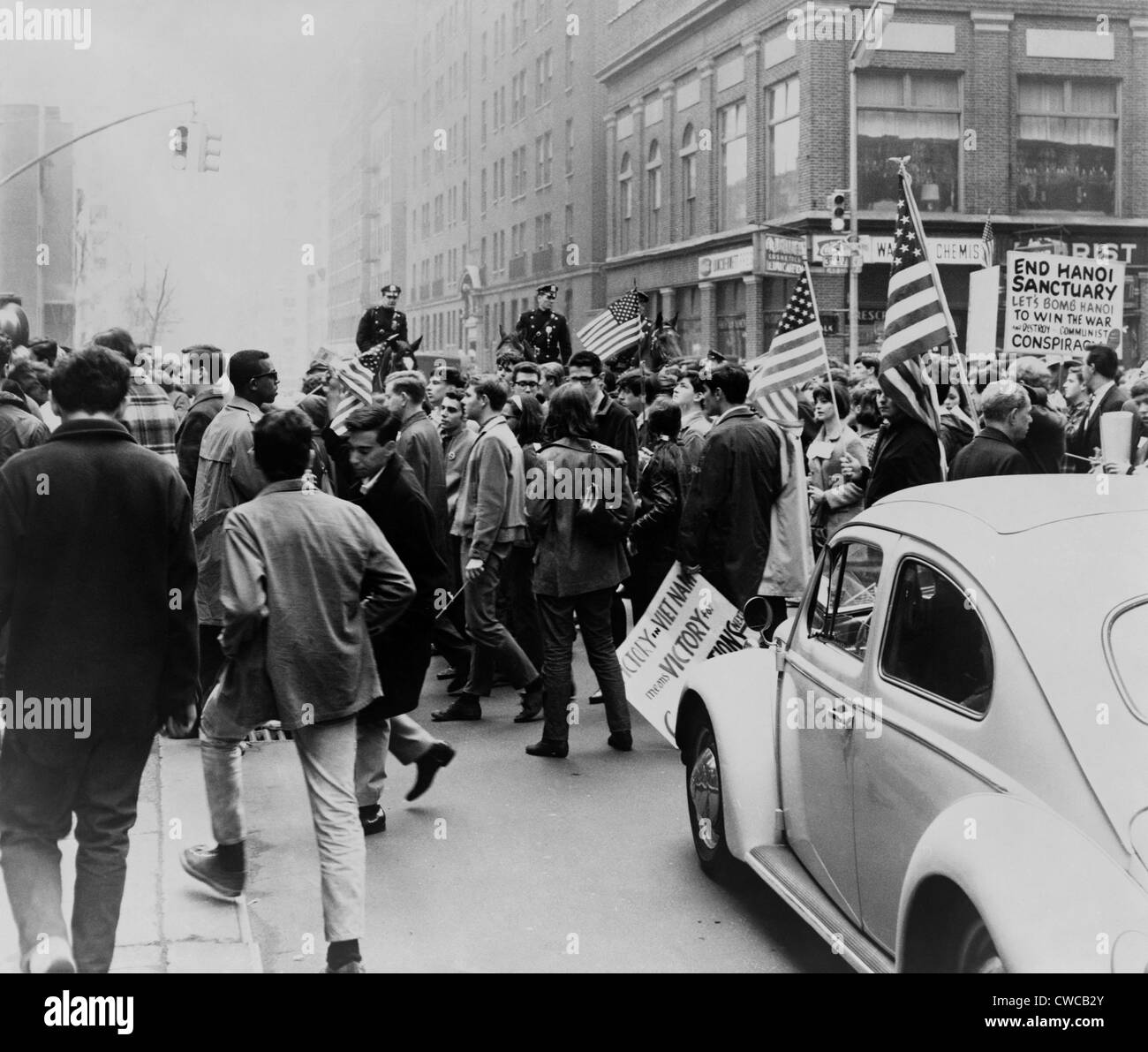 Pro-Vietnam Krieg Demonstranten. Gegendemonstranten, marschieren auf New York Citys Third Avenue mit Fahnen und Plakate Stockfoto