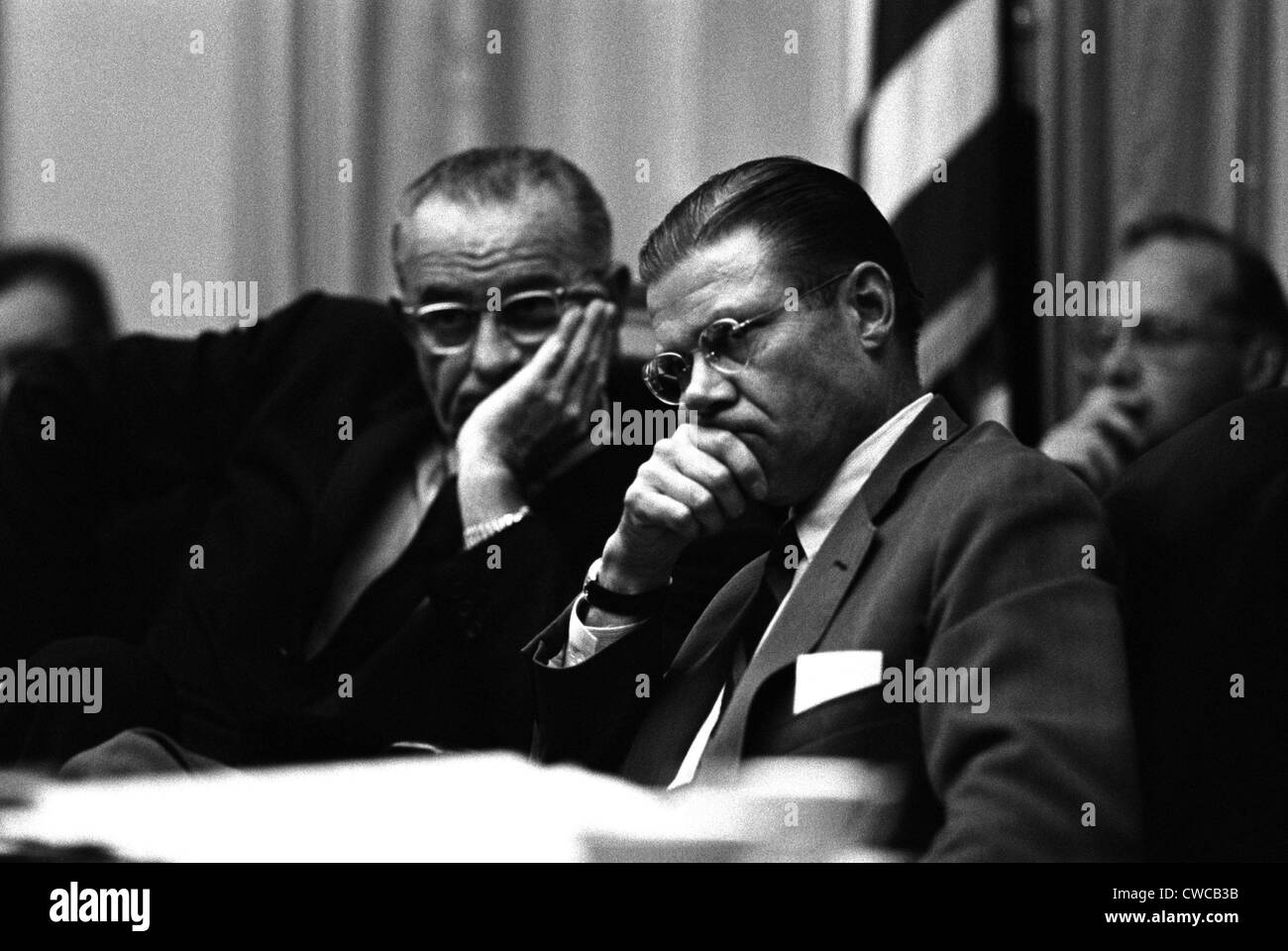 Präsident Lyndon Johnson und Robert McNamara in einer Sitzung am Vietnam. 27. Juli 1965. Stockfoto
