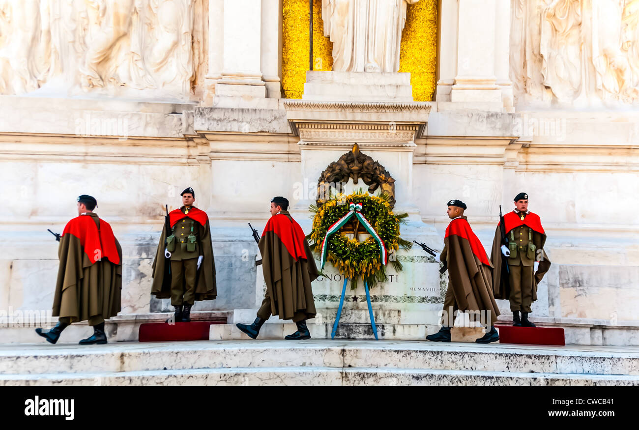 Wechselnde wachen am Kriegerdenkmal Stockfoto