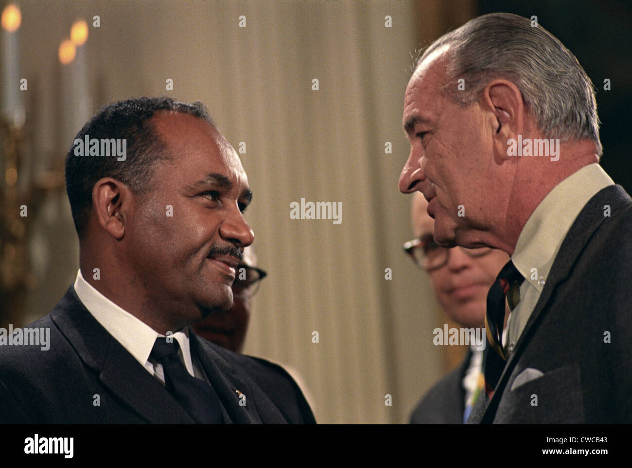 Clarence Mitchell (1911-84) und Präsident Lyndon Johnson bei der Unterzeichnung des Civil Rights Act von 1968. Mitchell war der Chef Stockfoto