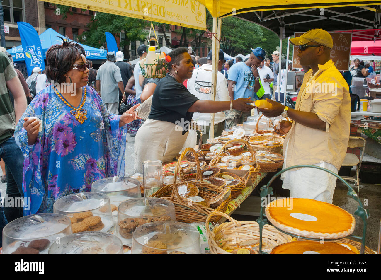 Süßkartoffel und Pecan Kuchen und andere Backwaren an einem Stand während der Harlem Woche Straßenfest Stockfoto